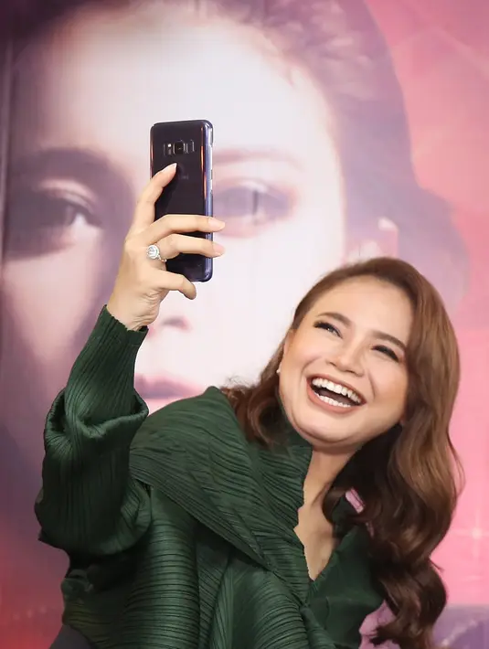 Penyanyi asal Sumedang itu akan menggelar konser tepat pada 31 Desember 2017. Untuk bisa tetap bersama keluarganya, ia akan memboyong keluarganya ke Bali. (Bambang E Ros/Bintang.com)