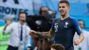 Bek Prancis, Benjamin Pavard berselebrasi usai mencetak gol ke gawang Argentina pada babak 16 besar Piala Dunia di Kazan Arena di Kazan, Rusia, (30/6). Prancis menang tipis 4-3 atas Argentina. (AP Photo/Ricardo Mazalan)