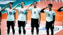 Para pemain Timnas voli putra Indonesia (dari kiri) Fahri Septian, Agil Angga, Hendra Kurniawan dan Alfin Daniel berbaris sambil memberi hormat jelang dimulainya laga kedua putaran pertama SEA V League 2024 menghadapi Filipina di Ninoy Aquino Stadium, Manila, Filipina, Sabtu (17/8/2024). (PNVF/Kimberly Pauig)