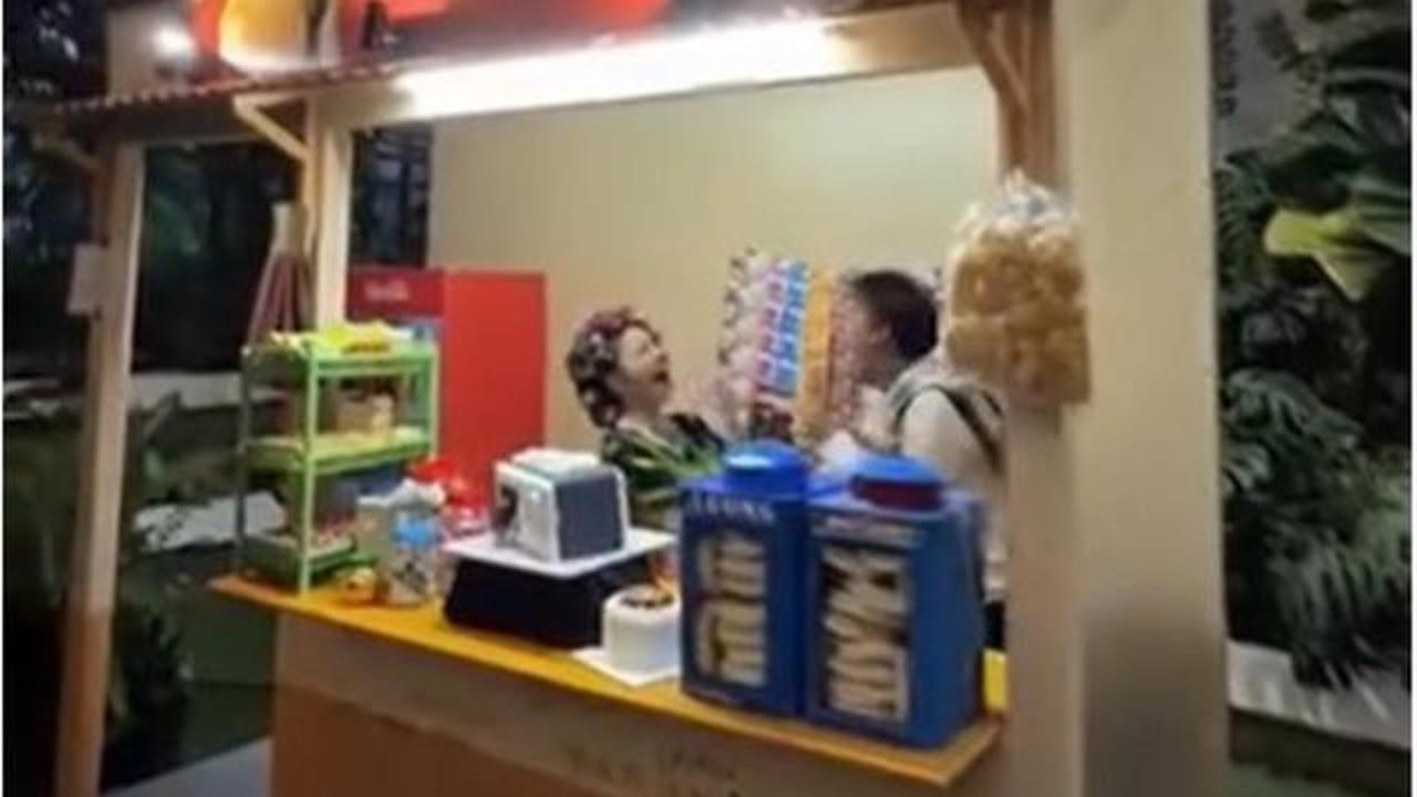 7 Potret Warung Ceu Lini di Ultah Mahalini ke-26, Ada Kue Microwave Unik