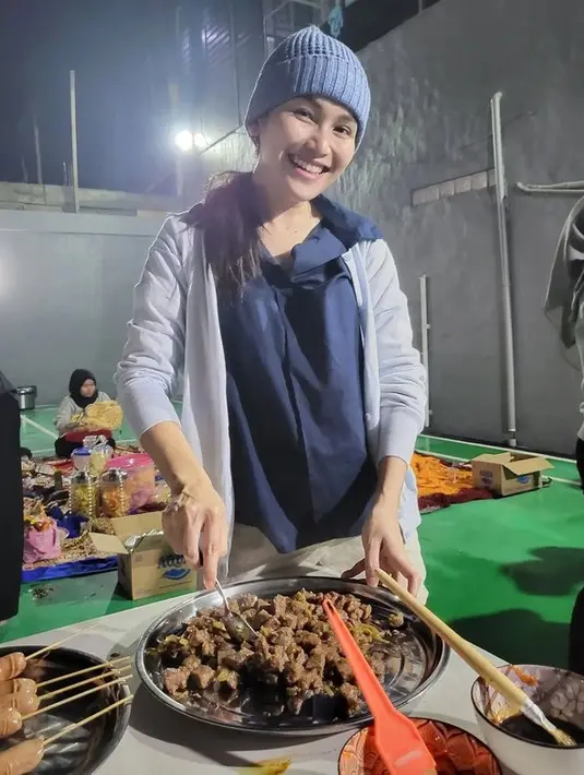 <p>Saat merayakan tahun baru 2023, Ayu tampak mengenakan outer dan tutup kepala. Ia mengadakan acara makan bersama keluarga dan tetangganya. [Foto: instagram.com/ayutingting92]</p>