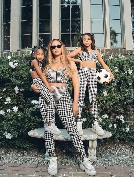 Percaya dirinya yang tinggi semakin menampilkan pesona diva yang sempurna seperti Beyonce. [Foto: Instagram/ @blueivycarter]