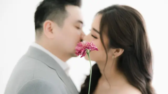 7 Potret Prewedding Nex Carlos dengan Kekasih, Serasi dengan Berbagai Tema