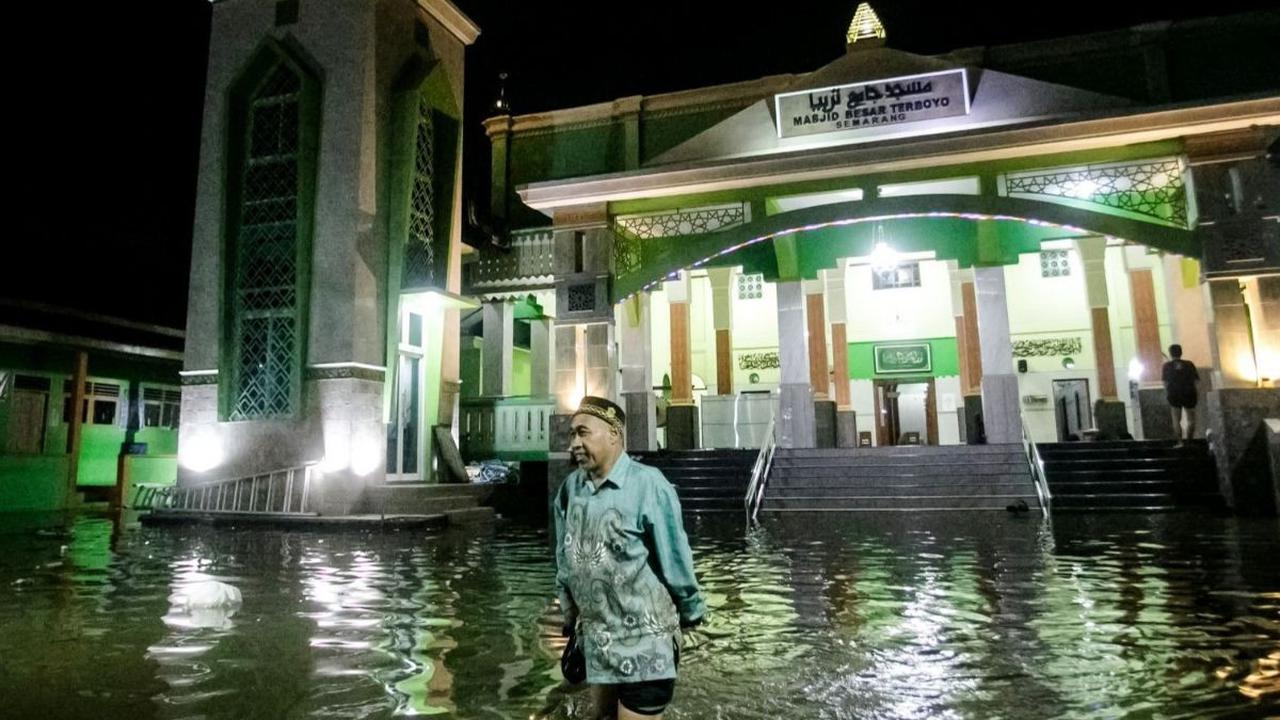 Banjir yang disebabkan hujan lebat menerjang sejumlah kota di sepanjang jalur pantai utara Pulau Jawa, dari Demak ke Semarang bahkan sampai Pasuruan. Akibat bencana ini, banyak warga yang terdampak. Banjir ini telah mengakibatkan kerugian yang besar. Foto