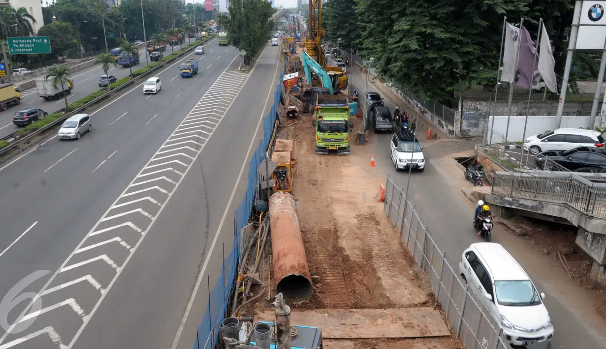 Salah satu titik proyek pembangunan jalur Mass Rapid Transit (MRT) di kawasan Fatmawati, Jakarta, Rabu (6/4). Pengoperasian MRT diprediksi akan molor dari jadwal yang ditargetkan akibat terkendala pembebasan lahan. (Liputan6.com/Helmi Affandi)