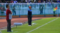 Pelatih PSGC di Liga 2 2017, Lukas Tumbuan. (Bola.com/Robby Firly)