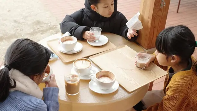 Momen Liburan Natasha Rizky dan Desta ke Jepang Ajak Anak-Anak (credit: https://www.instagram.com/desta80s/)