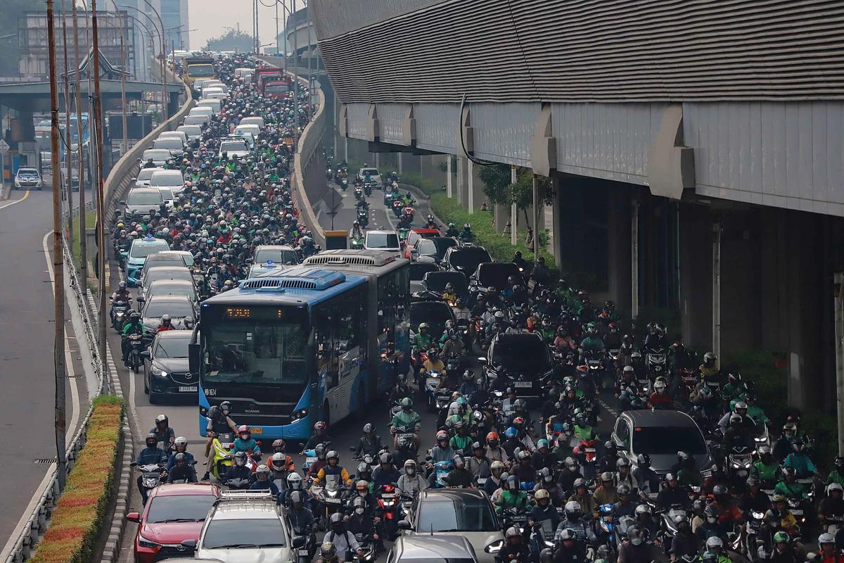 FOTO: Jakarta Kembali Macet di Hari Pertama Kerja dan Sekolah 2026