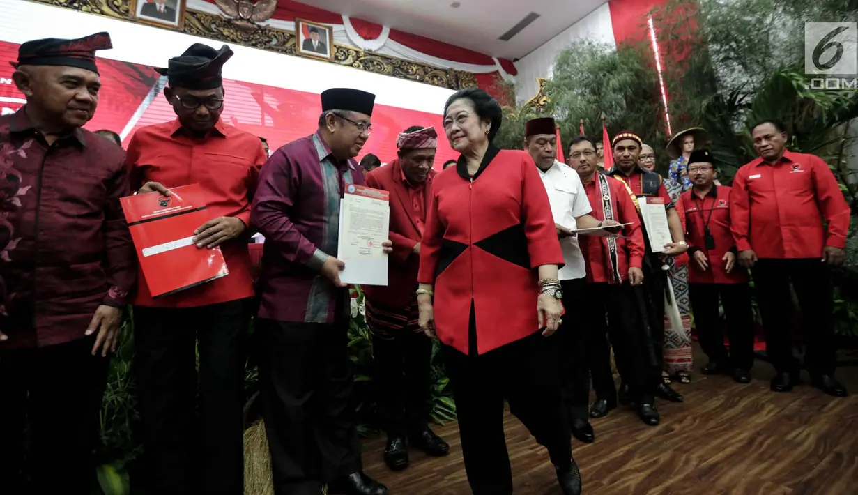 Ketum PDIP Megawati Soekarnoputri usai menyerahkan dokumen kepada pasangan cagub-cawagub PDIP di Kantor DPP PDIP, Jakarta, Minggu (17/11). Megawati mengumumkan pasangan cagub-cawagub Riau, Sultra, NTT dan Maluku. (Liputan6.com/Faizal Fanani)