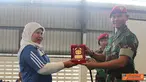 Citizen6, Jakarta Timur: Dandenma Kopassus Letkol Inf Sumirating Baskoro menyerahkan cenderamata kepada Kepala Sekolah SMK Karya Guna Jakarta, Dra Sri And. (Pengirim: Penkopassus).