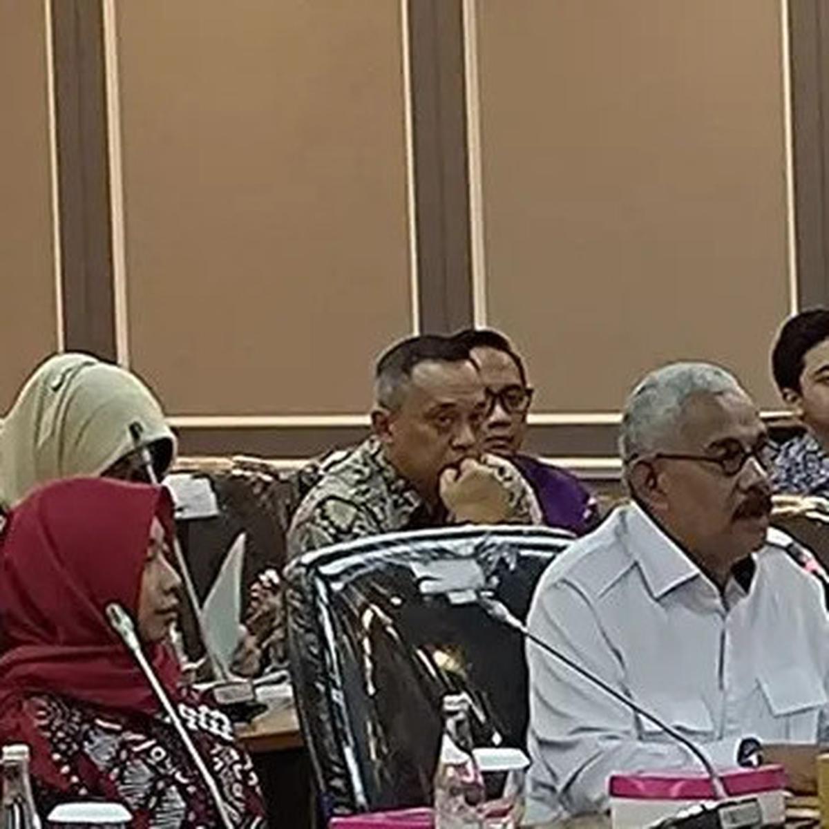 Teror Dirasakan Keluarga Diplomat Arya Daru: Amplop Bunga Kamboja Hingga Mawar Merah Panjang di Kuburan