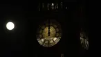Bulan purnama pertama tahun ini yang dikenal sebagai Wolf Moon terlihat di balik jam saat perbaikan Menara Elizabeth, yang dikenal sebagai Big Ben dan Gedung Parlemen, di London, Senin (17/1/2022). Wolf Moon adalah sebutan untuk bulan purnama pertama di Januari. (AP Photo/Matt Dunham)