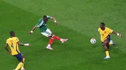 Pemain Meksiko Julian Quinones mencetak gol pertama melewati  pemain Ekuador  Willian Pacho  selama pertandingan sepak bola babak 32 Piala Dunia antara Meksiko dan Ekuador di Mexico City, Selasa, (30/06/2026). (AP Photo/Silvia Izquierdo)