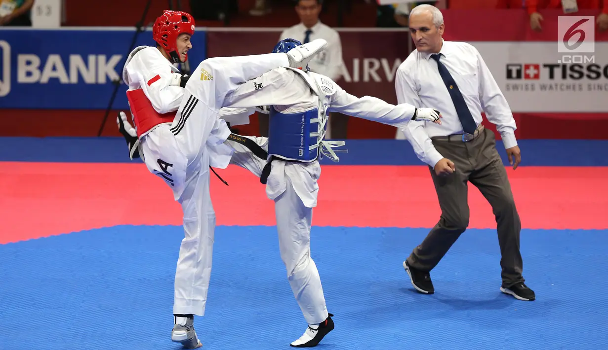 Taekwondo Indonesia, Ibrahim Zarman bertarung melawan taekwondo Pakistan, Haroon Khan di kelas putra under 63 kg di lapangan Taekwondo JCC, Senayan, Rabu (22/8). Ibrahim Zarman unggul dengan skor 25 -21 pada babak penyisihan. (Liputan6.com/Fery Pradolo)