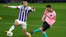 Penyerang Barcelona, Lionel Messi, melepaskan tendangan ke arah gawang Valladolid pada laga lanjutan Liga Spanyol di Jose Zorrilla Stadium, Rabu (23/12/2020) dini hari WIB. Barcelona menang 3-0 atas Valladolid. (AFP/Cesar Manso)