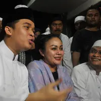 Keluarga Olga Syahputra menjelaskan ihwal penyakit almarhum. Billy Syahputra mewakili keluarga. (Foto: M.Akrom/bintang.com)