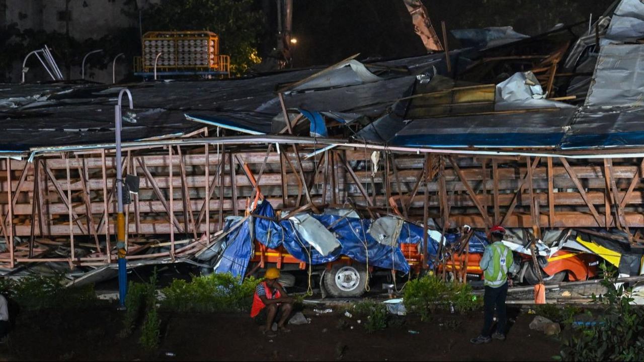 Dalam hitungan menit, kata dia, baliho tersebut tumbang menimpa SPBU dan area parkir.