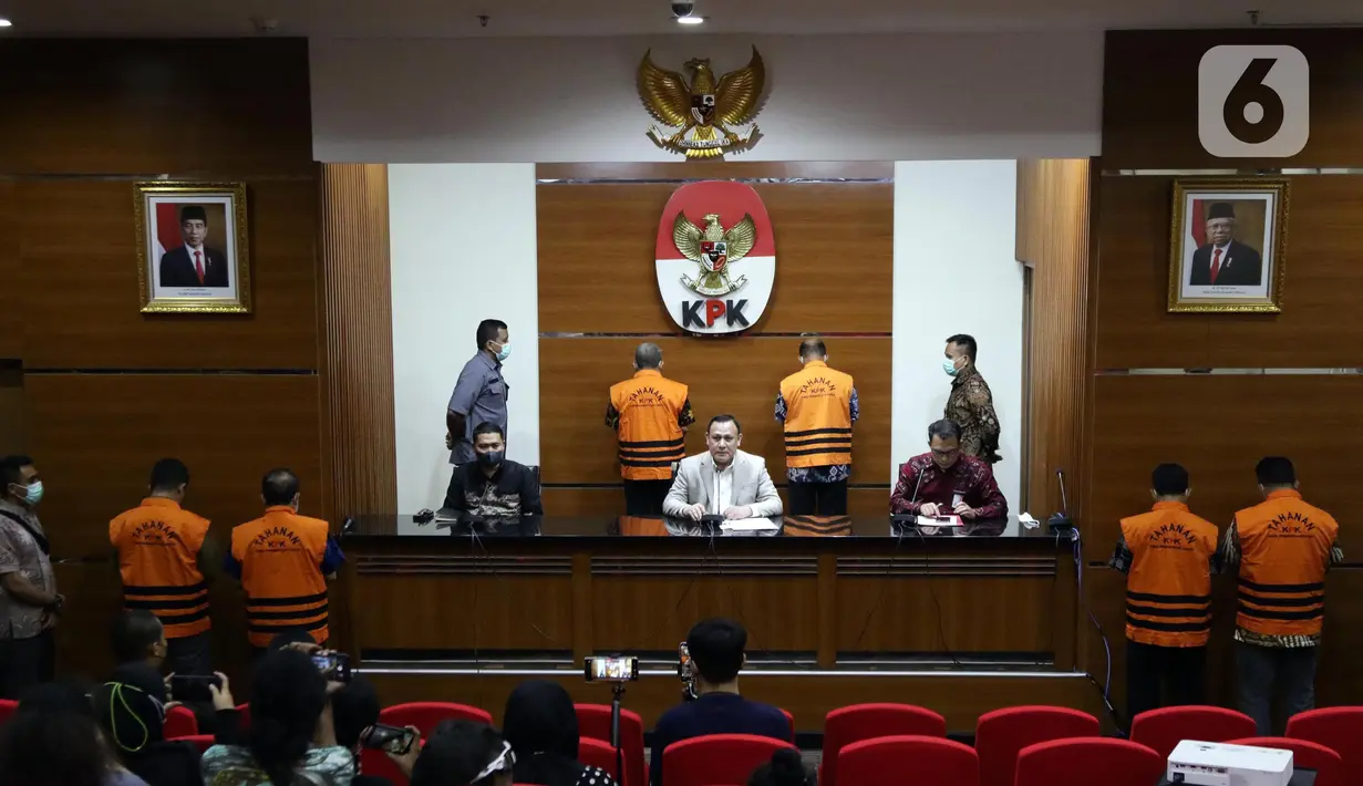 Ketua Komisi Pemberantasan Korupsi (KPK), Firli Bahuri (tengah) saat rilis penetapan penahanan Bupati Pemalang periode 2021-2026, Mukti Agung Wibowo sebagai tersangka jual-beli jabatan di lingkungan Pemkab Pemalang tahun 2021-2022 di Gedung KPK, Jakarta, Jumat (12/8/2022). Mukti Agung Wibowo ditahan KPK bersama lima orang lainnya di kawasan Jakarta Selatan. (Liputan6.com/Helmi Fithriansyah)
