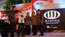 Presiden Jokowi didampingi Seskab Pramono Anung, Presdir Astra International Prijono Sugiarto dan Presdir Astra Otoparts Hamdhani Dzulkarnaen dalam peluncuran Program Pendidikan Vokasi Industri di Cikarang, Jumat (28/7). (Liputan6.com/Angga Yunani)