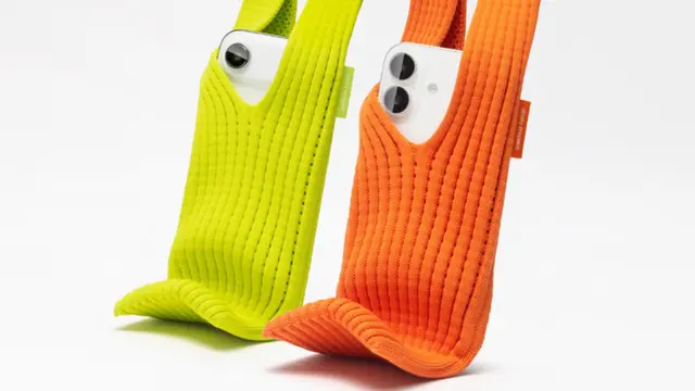 iPhone Pocket jadi cara baru bawa iPhone hasil kolaborasi dengan Issey Miyake. [Dok.Apple]