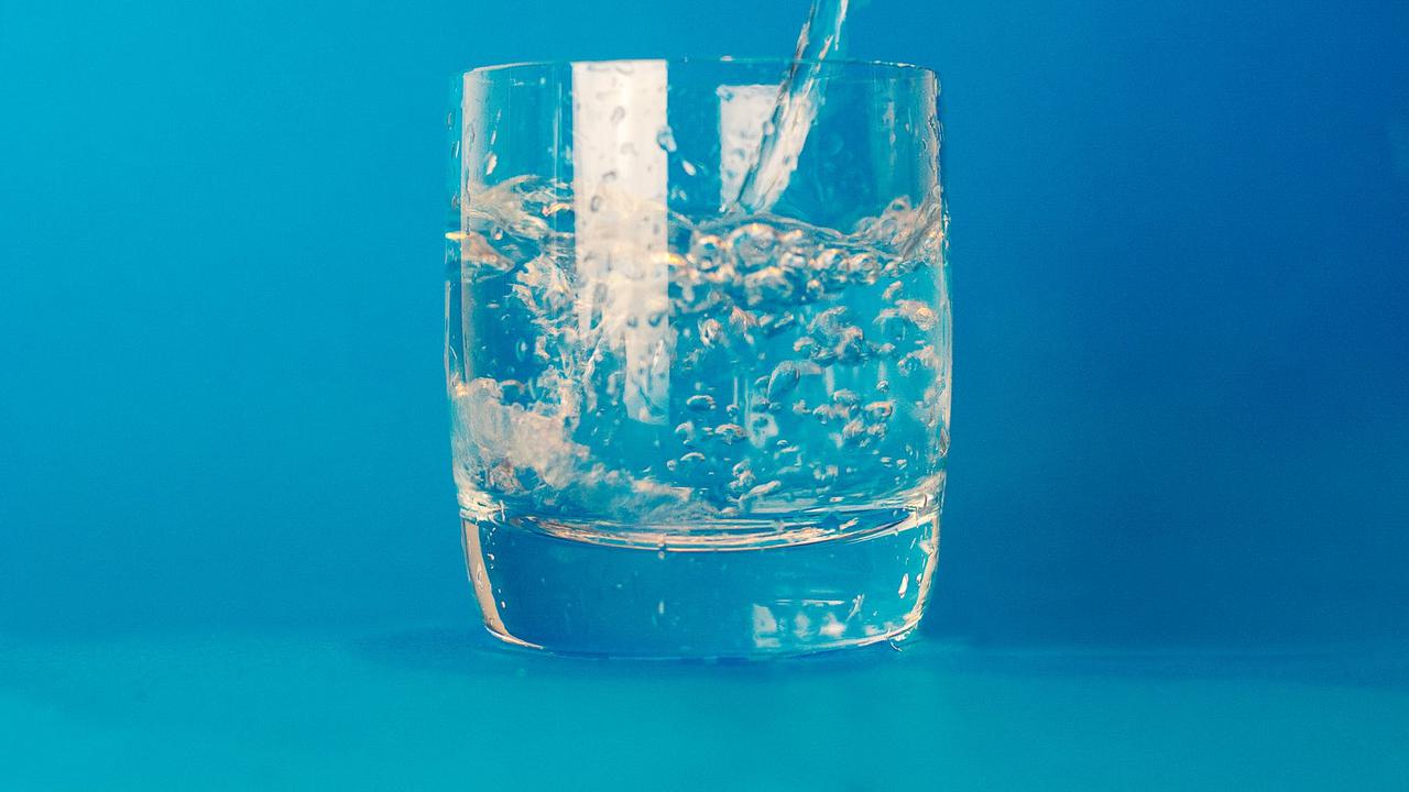 3 Alasan harus minum air putih sebelum makan, penasaran?