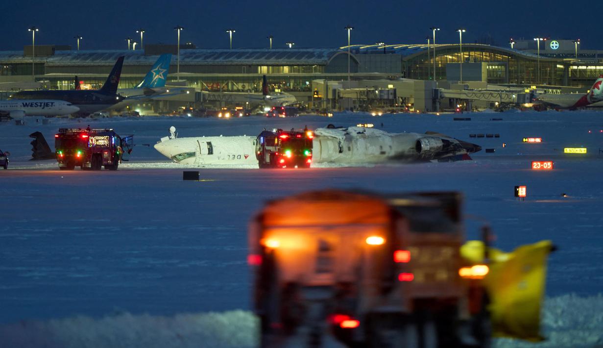 Petugas paramedis menyebutkan ada 18 orang terluka akibat kecelakaan itu. (Geoff Robins/AFP)