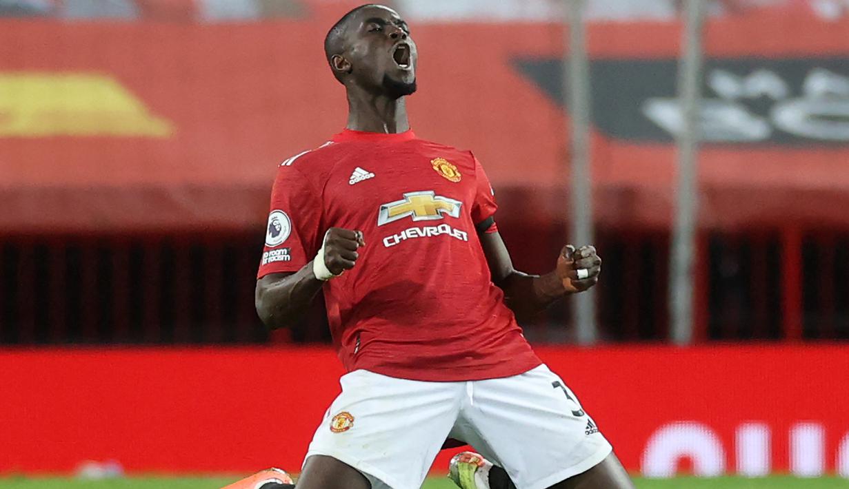 Selebrasi bek Manchester United, Eric Bailly setelah berakhirnya laga Liga Liga Inggris 2020/2021 menghadapi Aston Villa di Old Trafford Stadium, Manchester (1/1/2021). Eric Bailly asal Pantai Gading yang baru saja kembali dari semusim masa peminjaman bersama Marseille, didatangkan Manchester United dari Villarreal pada awal musim 2016/2017. Selama total 7 musim, ia telah bermain dalam 113 laga dengan torehan 1 gol dan 1 assist. (AFP/Pool/Carl Recine)