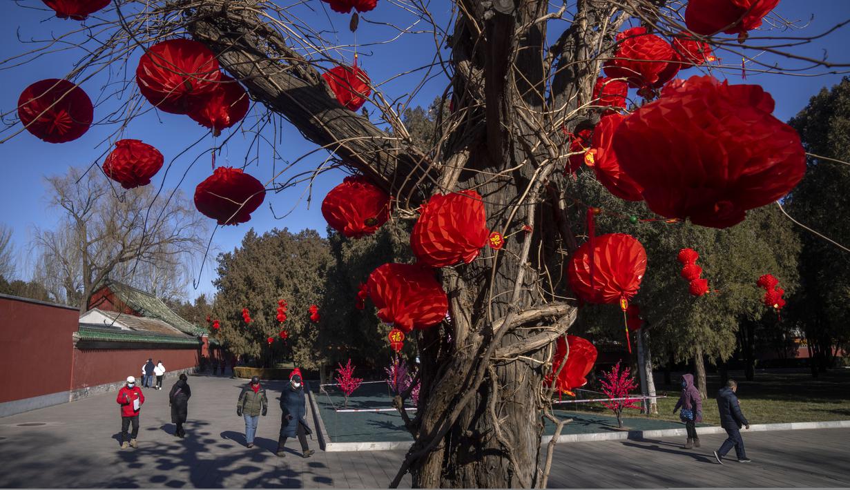 Lentera-lentara terpasang di sepanjang jalan ntuk menyambut Tahun Baru Imlek di sebuah taman umum di Beijing, Jumat, 20 Januari 2023. Berbagai hiasan dan pernak-pernik mulai menghiasi Taman di Beijing menjelang perayaan Tahun Baru Imlek. (AP Photo/Mark Schiefelbein)
