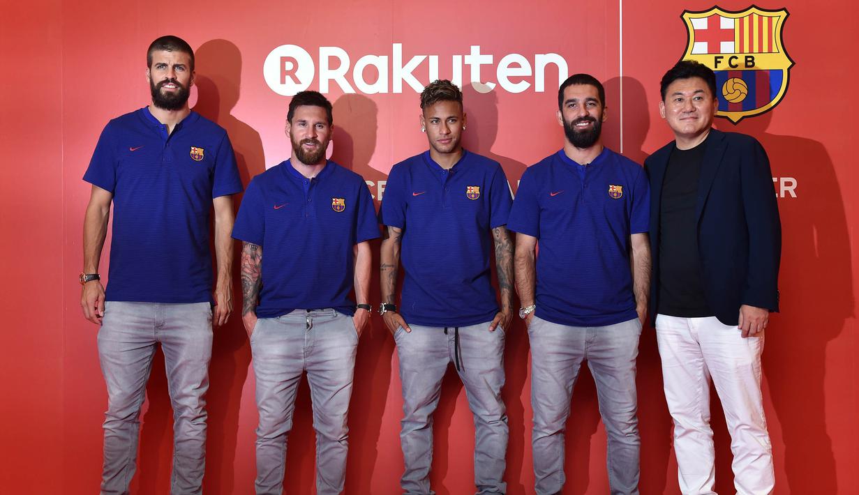 Messi cs foto bersama dengan Bos Rakuten, Hiroshi Mikitani, saat peluncuran jersey baru La Blaugrana di Tokyo, Jepang (13/7). Barcelona resmi merilis jersey baru dengan Rakuten sebagai sponsor utama musim ini.  (AFP/Kazuhiro Nogi)