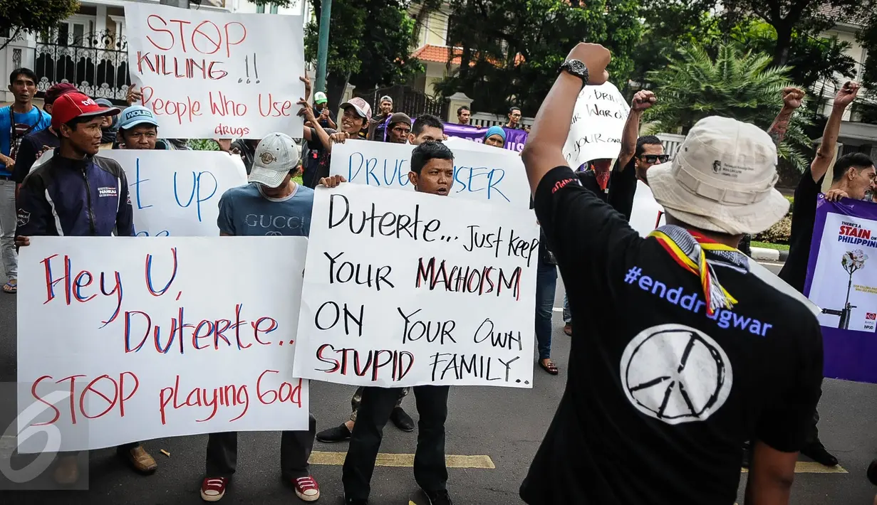 Massa dari Persaudaraan Korban Napza Indonesia menggelar aksi simpatik di depan Kedubes Filipina, Jakarta, Selasa (11/10). Mereka mengecam sikap Presiden Filipina, Duterte yang main hakim sendiri terhadap pengguna narkoba. (Liputan6.com/Faizal Fanani)
