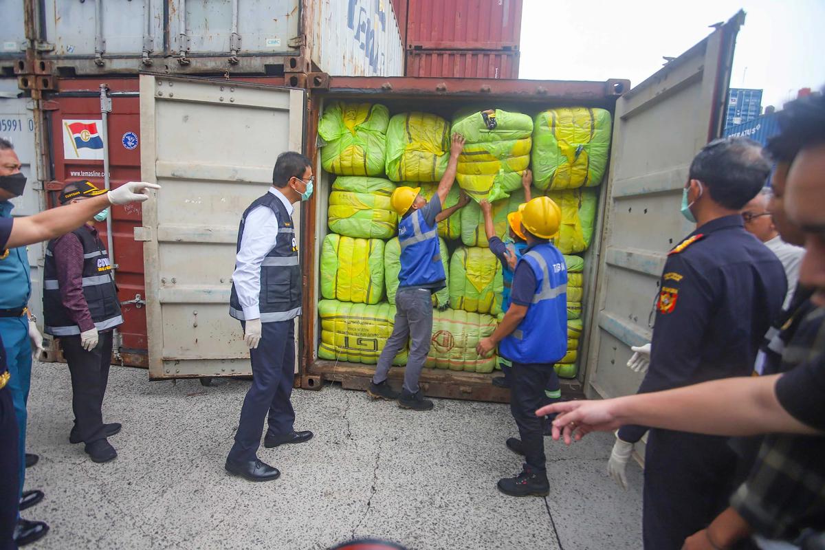 FOTO: Pakaian Bekas Ilegal Senilai Rp53 Miliar Disita di Tanjung Priok