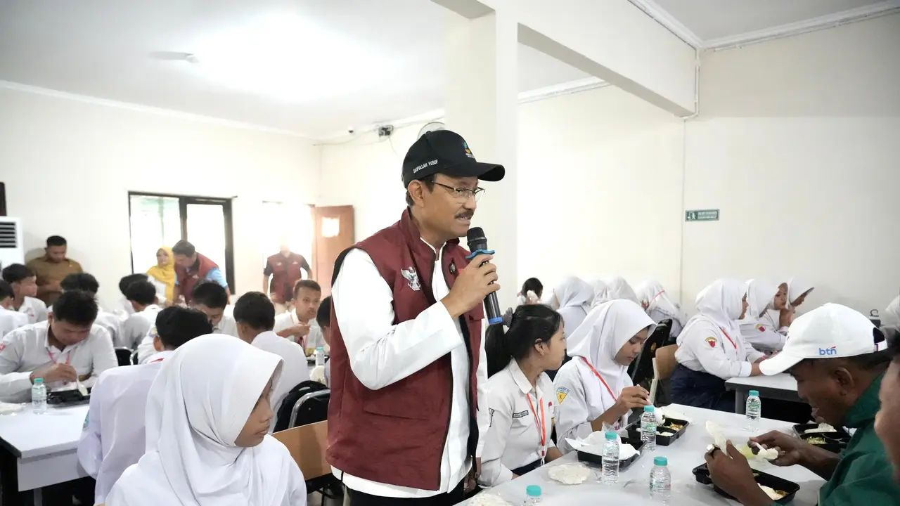 Menteri Sosial Saifullah Yusuf (Gus Ipul), menyapa 100 siswa Sekolah Rakyat yang sedang menikmati sarapan di Surabaya, Selasa (22/7/2025).
