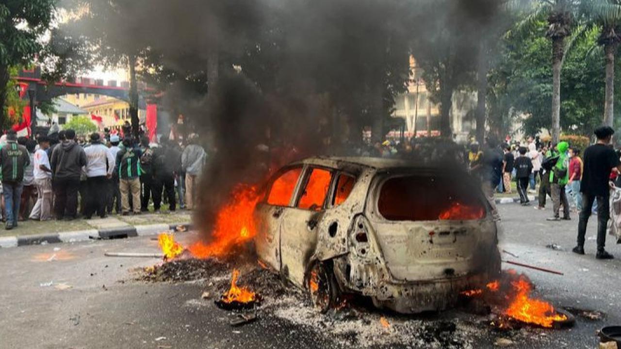 Demo Depan Mako Brimob Kwitang Jakpus Kembali Memanas, Massa Bakar Mobil hingga Asap Membubung Tinggi