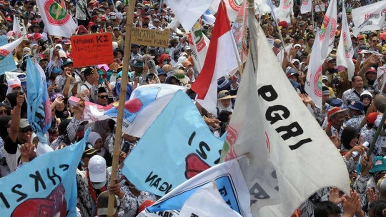 Tuntut jadi PNS, ribuan guru honorer banjiri Gedung DPR