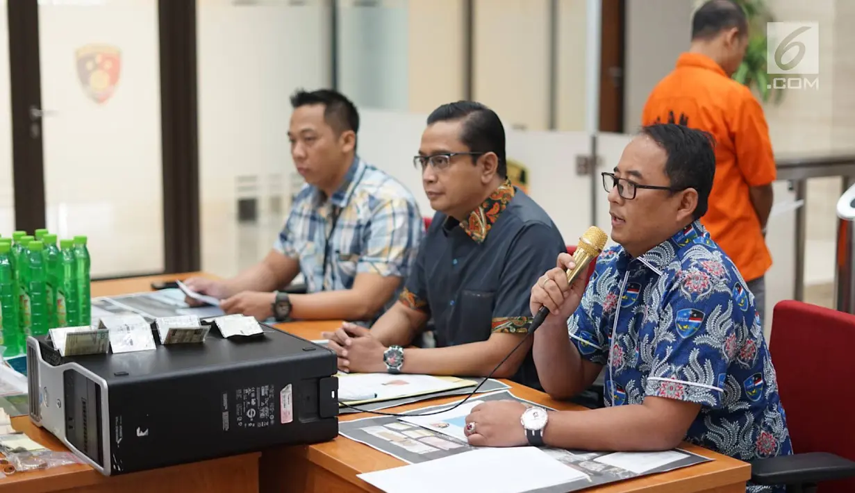 Kasubdit I Dittipidsiber Bareskrim Polri Kombes Pol Dani Kustoni (kanan) dalam konferensi pers terkait kasus pembobolan rekening giro di bank BUMN, Jakarta, Jumat (2/8/2019). Pelaku diduga melakukan hacking atau illegal access terhadap mesin ATM sebesar Rp1,7 miliar. (Liputan6.com/Immanuel Antonius)