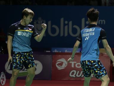 Ganda putra Indonesia, Marcus Gideon / Kevin Sanjaya, berhasil mengalahkan Ou Xuan Yi / Zhang Nan pada Indonesia Open 2019 di Istora Senayan, Jumat (19/7). Marcus / Kevin menang 21-12 dan 21-16. (Bola.com/Yoppy Renato)