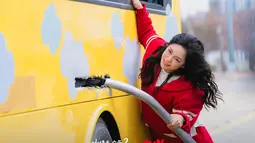 Do Ha Na yang diperankan oleh Kim Se Jeong bahkan harus bergelantungan di sisi bus demi menangkap iblis.