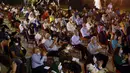 Pengunjung menyaksikan konser di teater terbuka Gedung Opera Kairo, Mesir, Kamis (9/7/2020). Sekitar 400 pengunjung menghadiri konser yang diadakan di teater terbuka Gedung Opera Kairo. (Xinhua/Ahmed Gomaa)