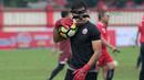 Andritany mengamankan bola saat sesi latihan tim jelang laga Gojek Liga 1 bersama Bukalapak di Stadion PTIK, Jakarta, Senin (25/6/2018). Andritany berpeluang tampil saat Persija melawan Persebaya. (Bola.com/Nick Hanoatubun)