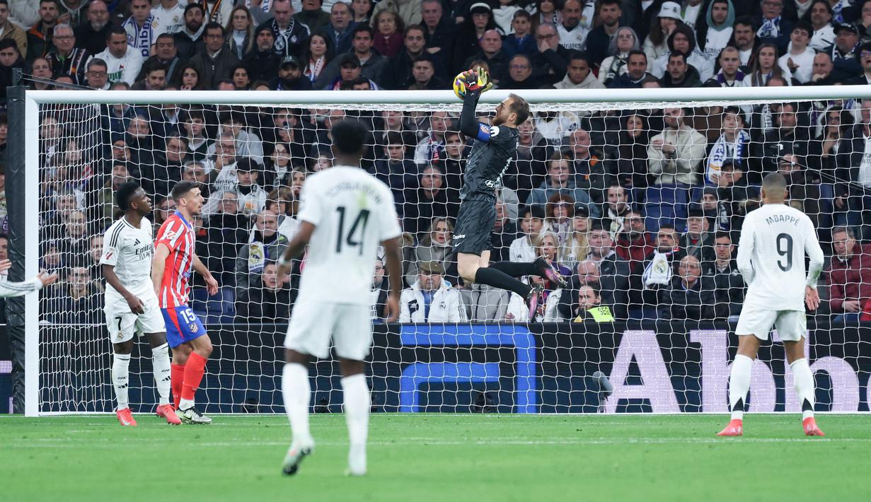 Real Madrid sebenarnya menciptakan banyak peluang. Namun, mereka tak sanggup memenangi Derby Madrid. Salah satu penyebabnya adalah ketangguhan kiper Atletico Madrid, Jan Oblak. (AFP/Thomas Coex)