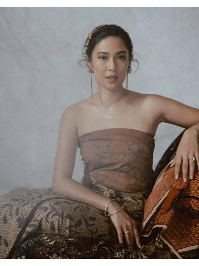 Potret Dian Sastrowardoyo Saat Berbusana Batik, Makin Cantik dan Anggun
