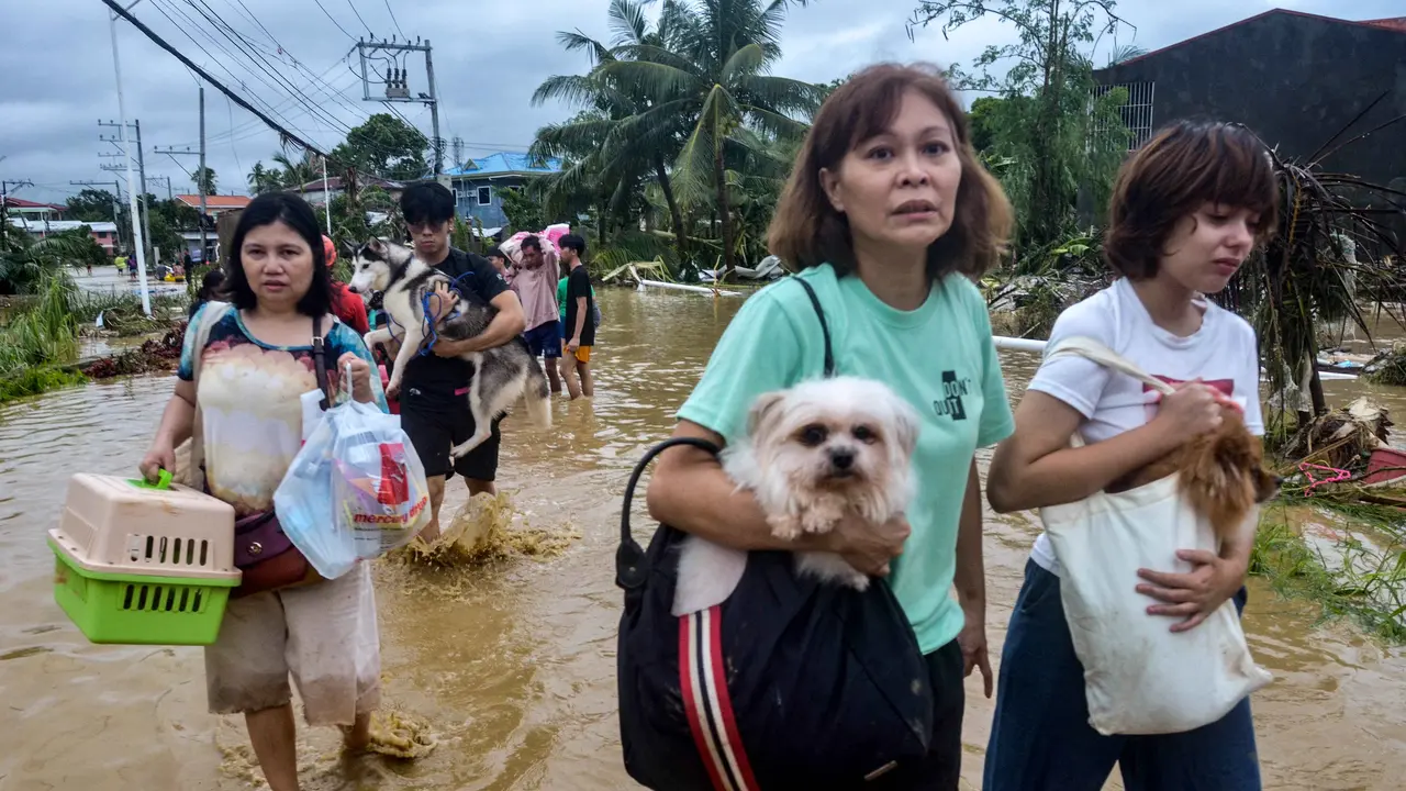 Diterjang Topan Kalmaegi, Seperti Ini Kerusakan Permukiman Warga di Cebu