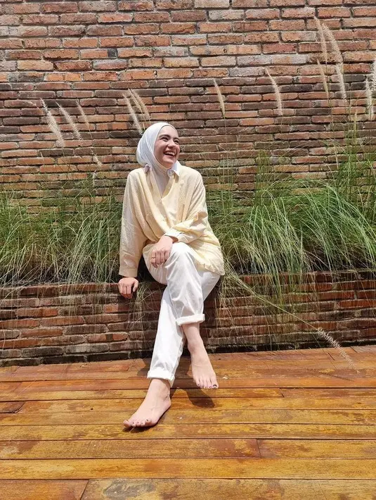 <p>Selain itu, ia juga banyak memilih kemeja bermotif untuk membuat tampilannya semakin seru. </p>