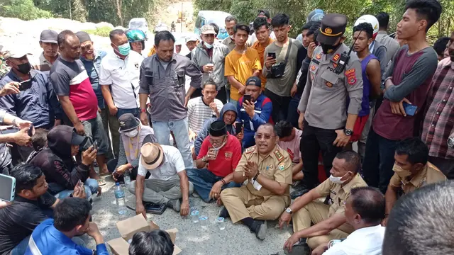 Pihak Dinas Bnamarga Sulawesi Tenggara menemui warga yang memblokade jalan di Kota kendari.(Liputan6.com/Ahmad Akbar Fua)
