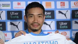 Bek Marseille asal Jepang, Yuto Nagatomo berpose dengan jersey klub barunya saat konferensi pers di Marseille (2/9/2020). Bek kiri 33 tahun itu merupakan rekrutan ketiga Marseille pada bursa transfer musim panas. (AFP/Christophe Simon)