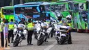 Dalam perjalanannya, Kapolri memastikan bus akan dikawal oleh petugas keamanan. (merdeka.com/Imam Buhori)
