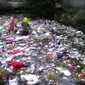 Tumpukan sampah menutupi saluran irigasi di Jalan Poros Panciro, Kabupaten Gowa, Sulawesi Selatan. (Liputan6.com/Eka Hakim)