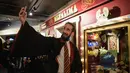 Orang-orang berbelanja di dalam toko Harry Potter Terbesar di Dunia saat resmi dibuka di New York City, Kamis (3/6/2021). Toko Harry Potter ini seharusnya dibuka pada tahun lalu namun ditunda karena pandemi covid-19. (Angela Weiss / AFP)
