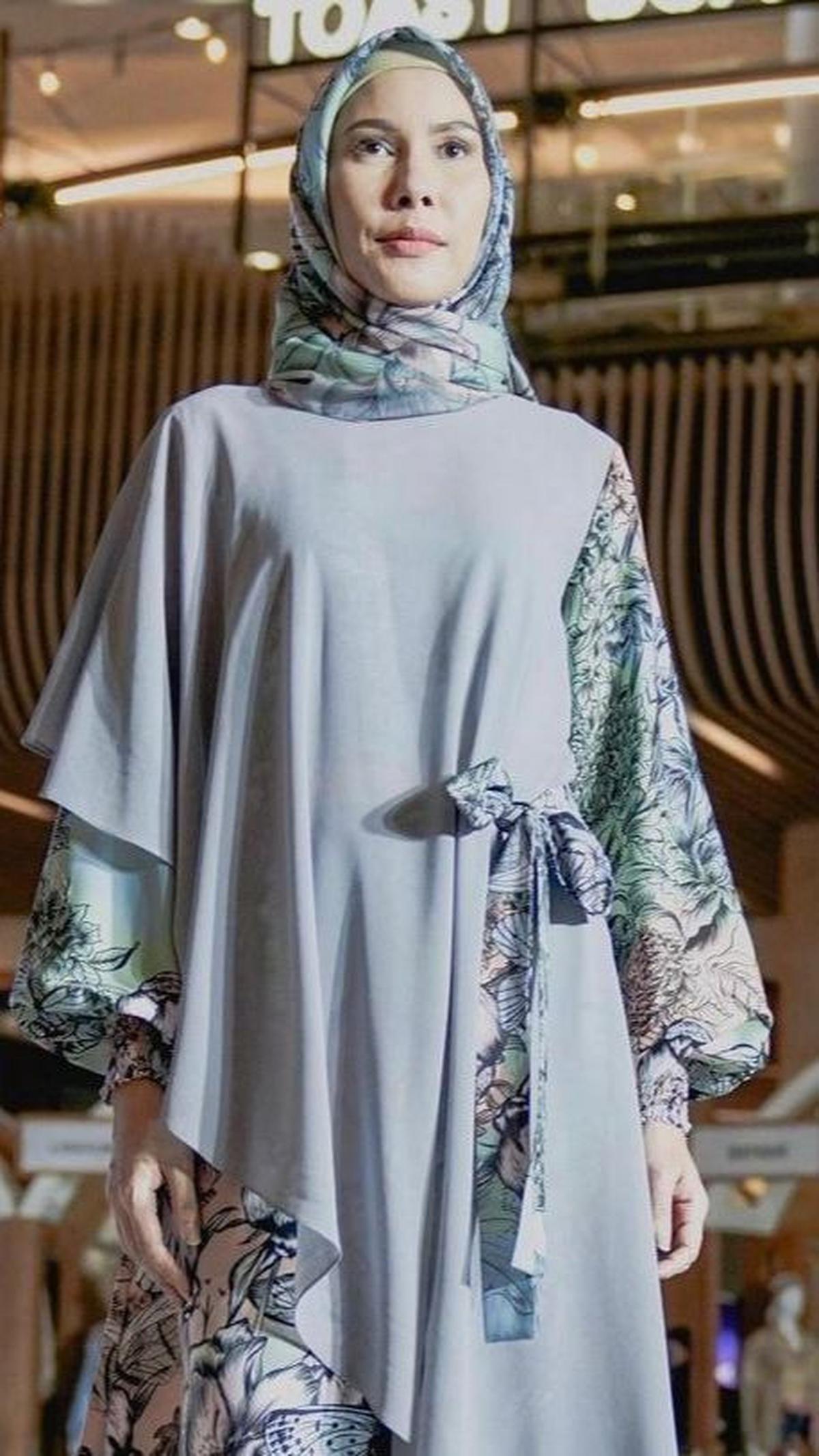 Tunik Plisket Gaya Cutting Miring, Bikin Tampilan Langsung Modis<br>