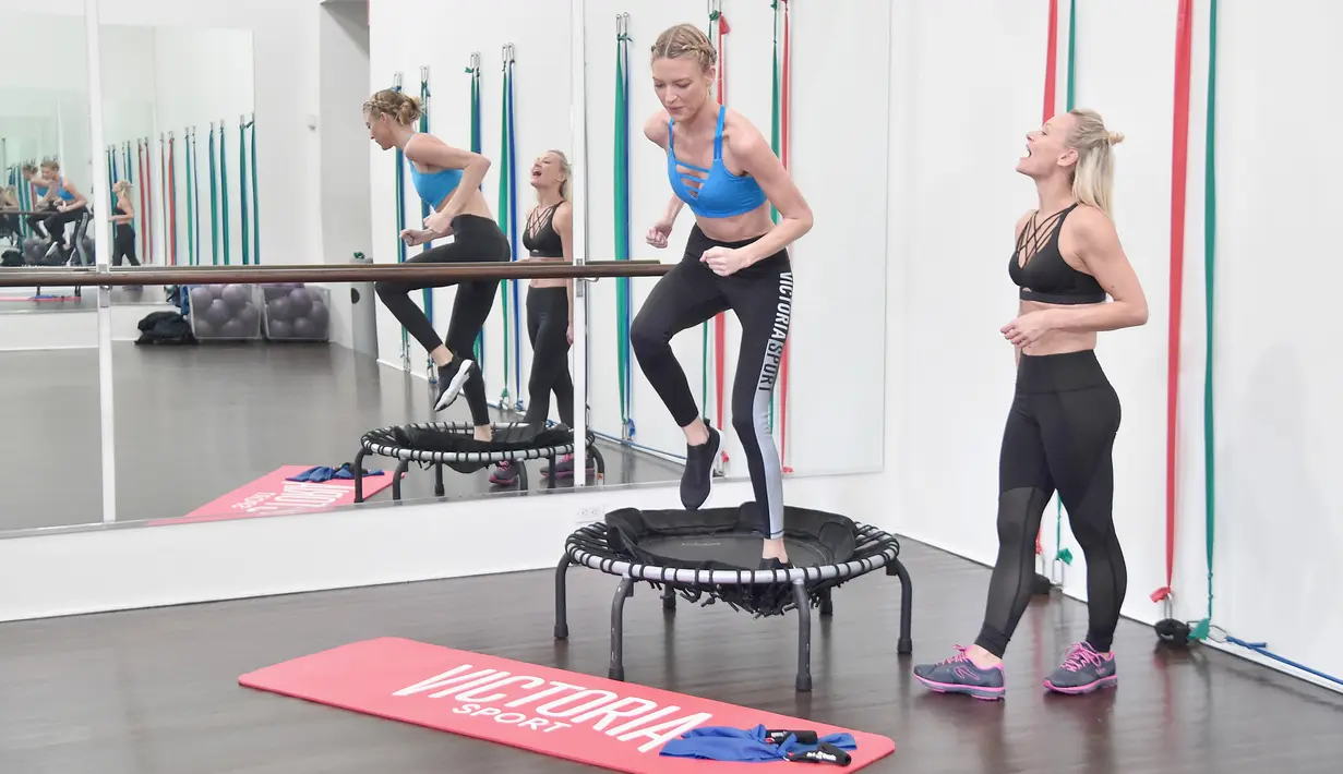 Model Victoria's Secret, Martha Hunt dibimbing pelatihnya menjalani latihan menjaga bentuk tubuh di Body By Simone, New York, 16 Desember 2016. Latihan fisik merupakan kegiatan rutin Martha agar menjaga tubuh tetap seksi. (Mike Coppola/Getty Images/AFP)
